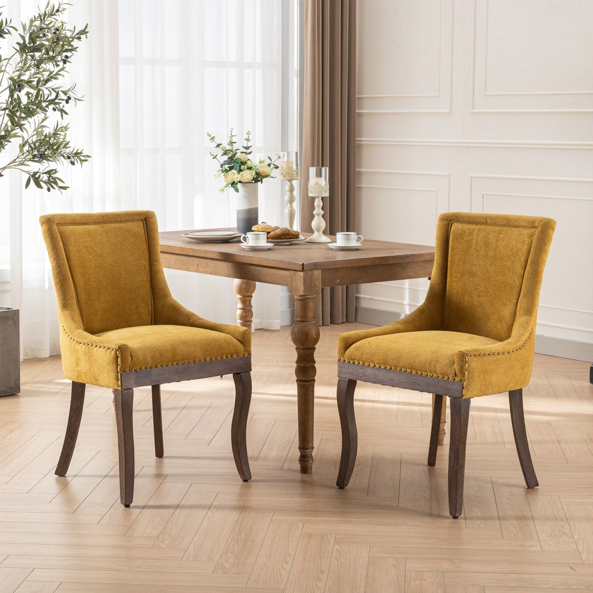 Silla de comedor Ultra Side, de tela gruesa con patas de madera maciza en tonos neutros y tachuelas de bronce (juego de 2)
