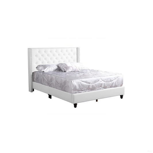 Cama elegante tapizada con ribete de tachuelas