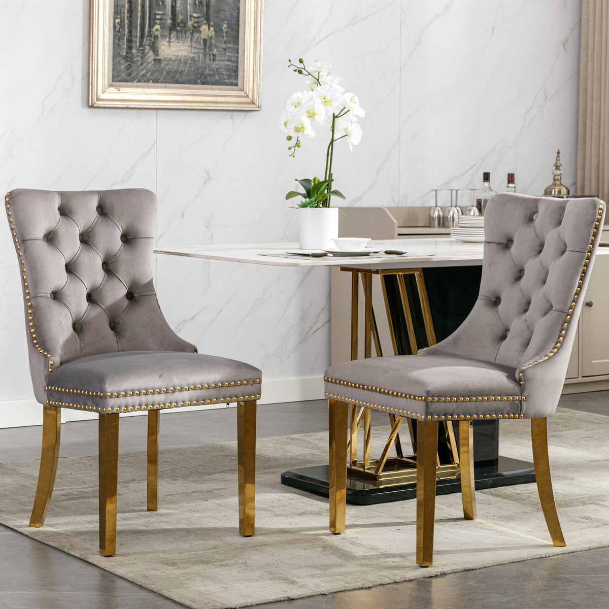 Nikki - Silla de comedor moderna y de alta gama, de madera maciza capitoné, tapizada en terciopelo, con patas de acero inoxidable dorado y ribete de tachuelas (juego de 2)