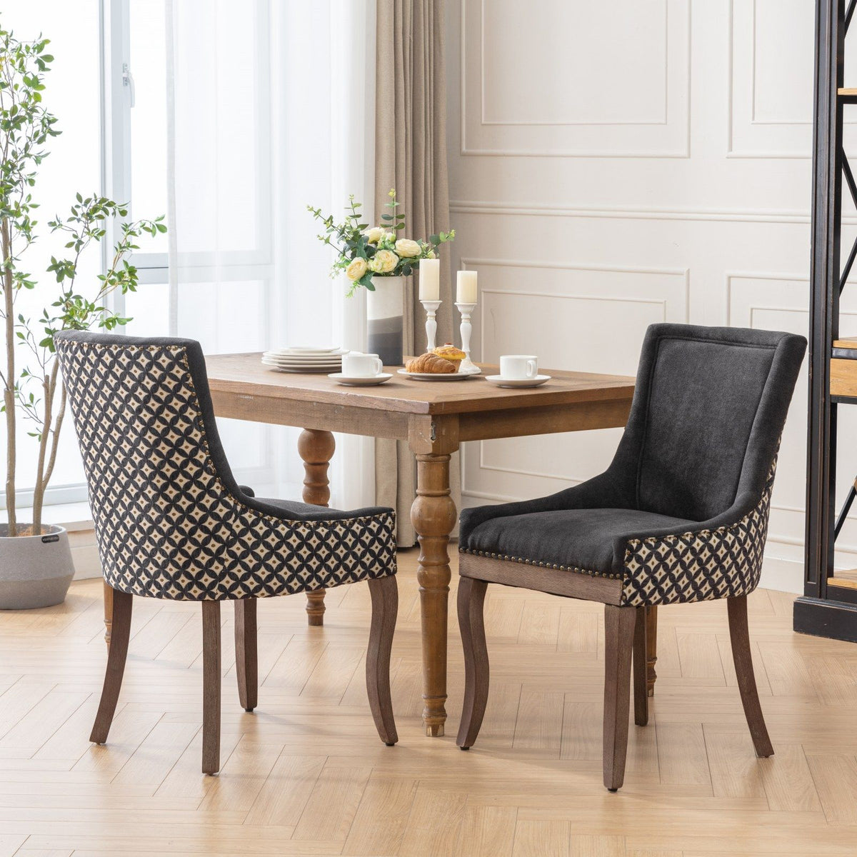 Silla de comedor Ultra Side, de tela gruesa con patas de madera maciza en tonos neutros y tachuelas de bronce (juego de 2)