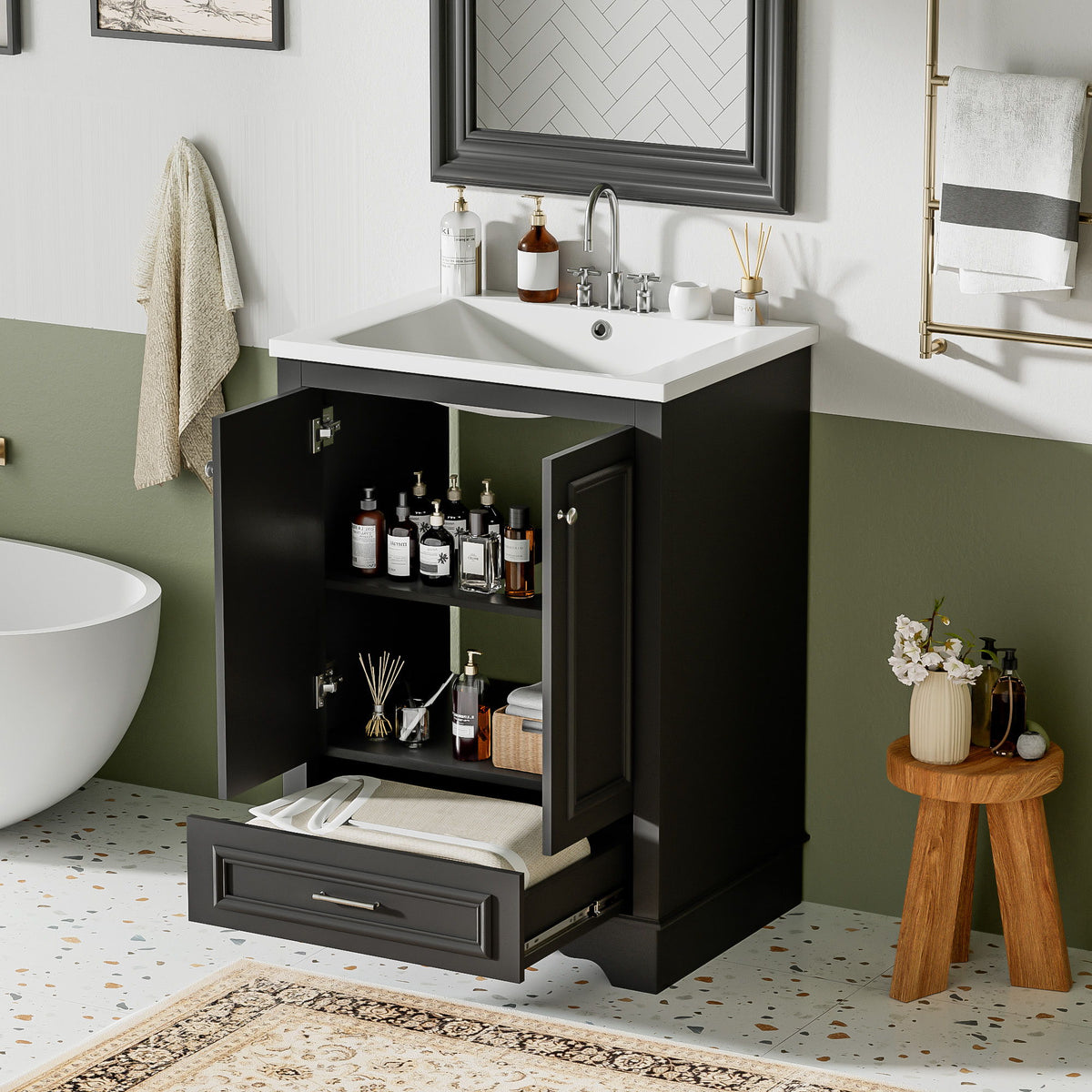 Mueble de baño con lavabo de cerámica, armario de almacenamiento moderno independiente con tiradores plateados.