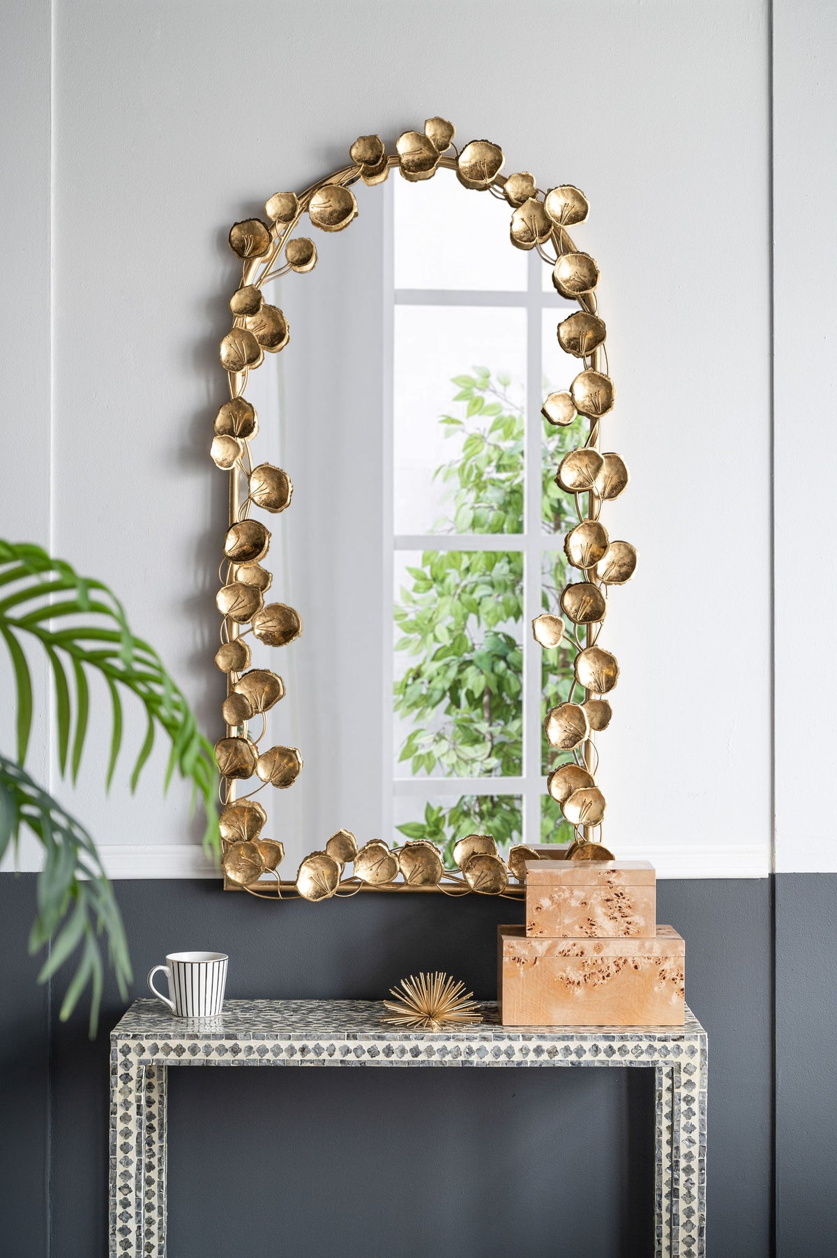Espejo de pared arqueado de cuerpo entero con detalles de hojas, espejo decorativo para sala de estar y dormitorio, dorado