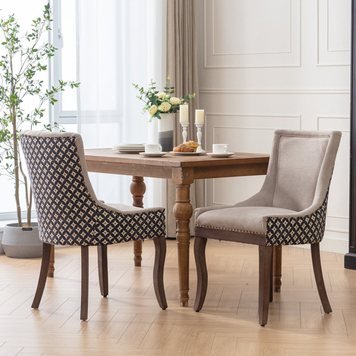 Silla de comedor Ultra Side, de tela gruesa con patas de madera maciza en tonos neutros y tachuelas de bronce (juego de 2)